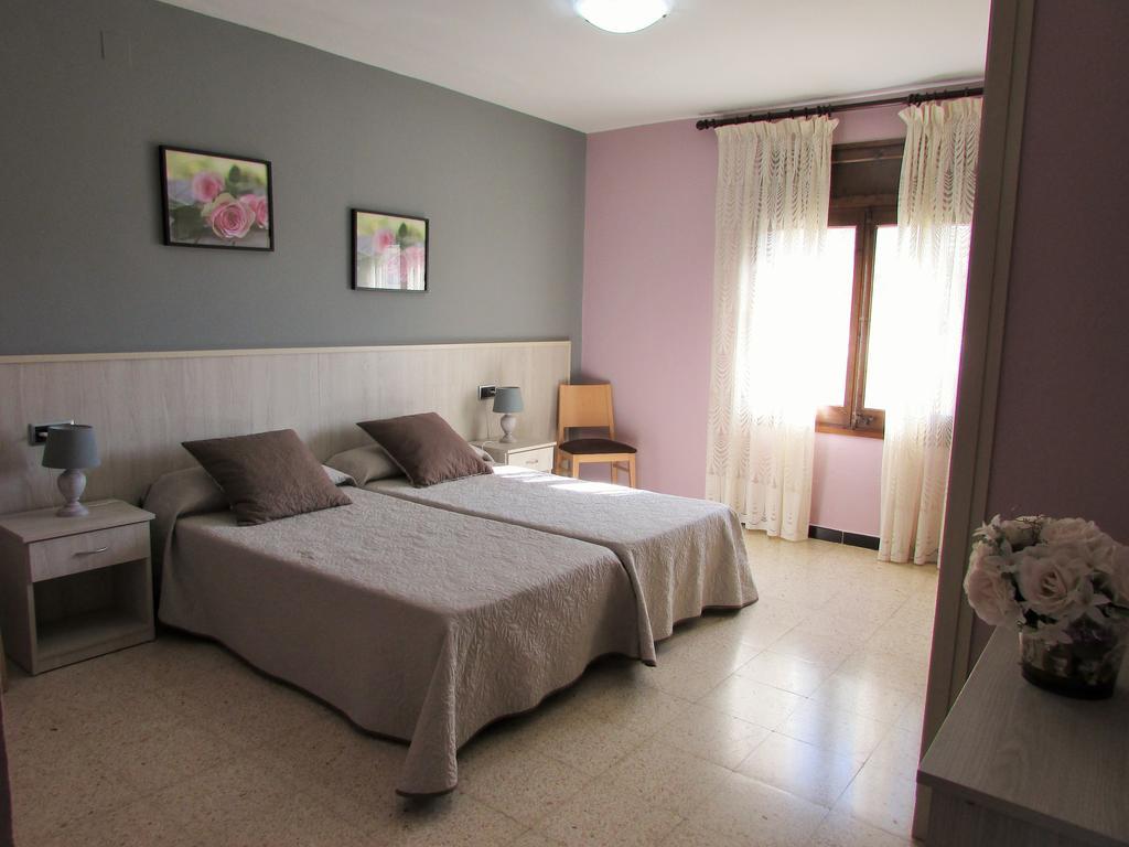 Hostal Can Bassalis Палс Екстериор снимка