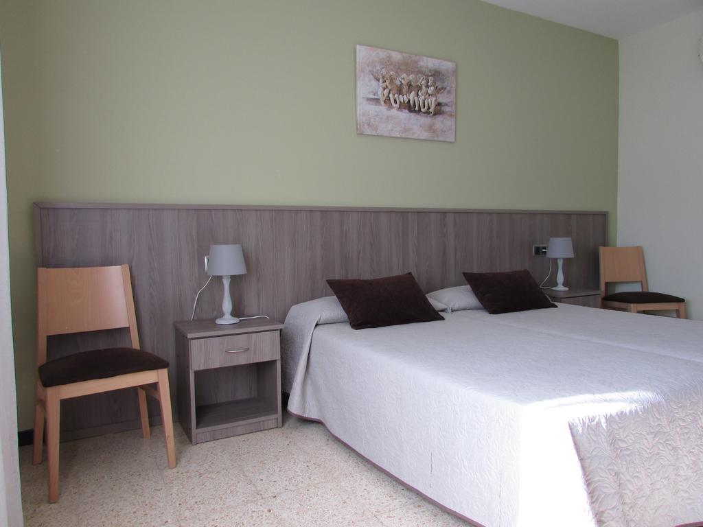 Hostal Can Bassalis Палс Екстериор снимка
