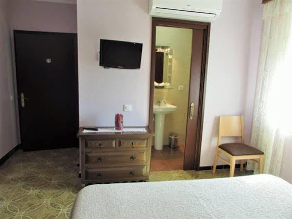 Hostal Can Bassalis Палс Екстериор снимка